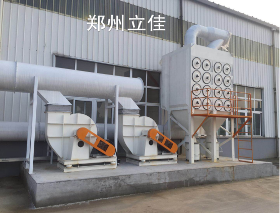 工业除尘器，带 48 个热喷涂墨盒（袋滤室类型）